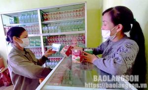 Khách hàng chọn mua trà bò khai tại cửa hàng của Công ty TNHH MTV Ngọc Quê